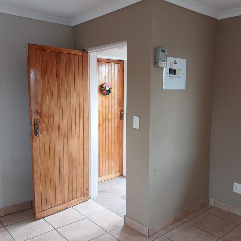 To Let 1 Bedroom Property for Rent in Florida Glen Gauteng