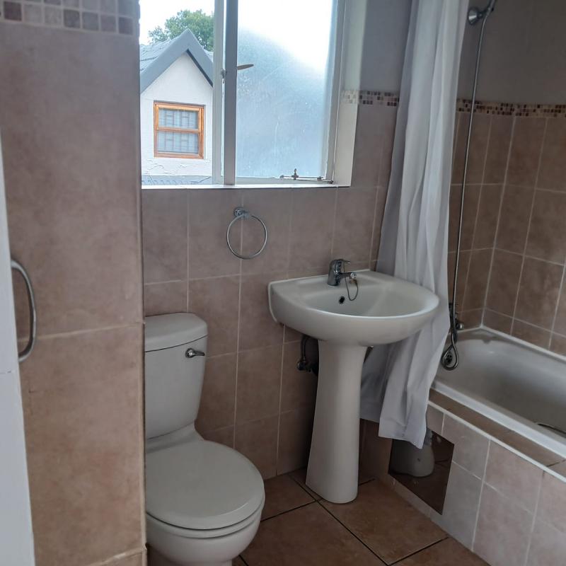 To Let 1 Bedroom Property for Rent in Florida Glen Gauteng