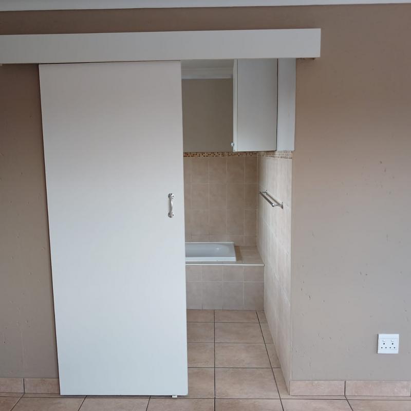 To Let 1 Bedroom Property for Rent in Florida Glen Gauteng