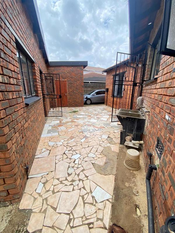 3 Bedroom Property for Sale in Dhlamini Gauteng