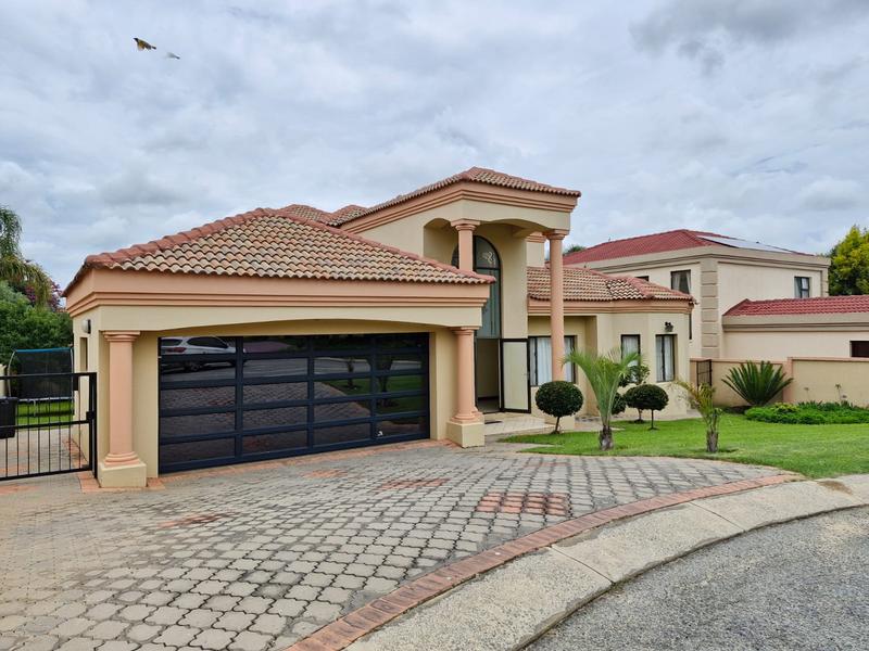 5 Bedroom Property for Sale in Blue Valley Golf Estate Gauteng