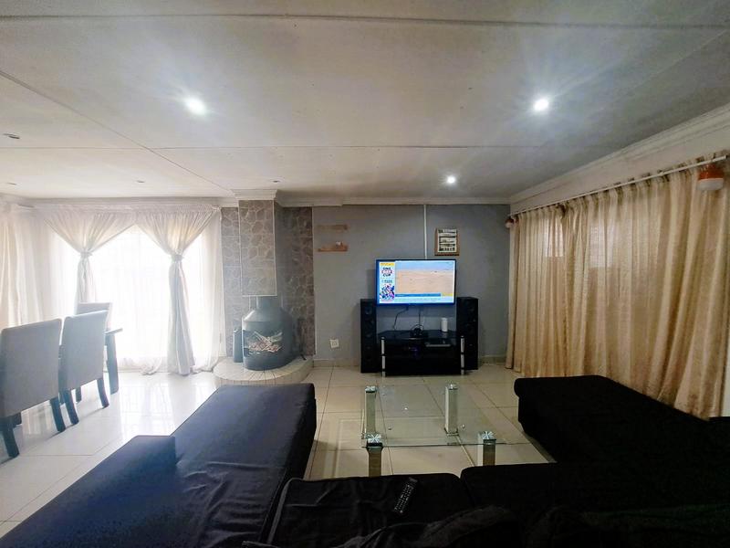 3 Bedroom Property for Sale in Heuweloord Gauteng