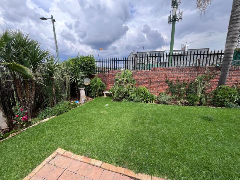 1 Bedroom Property for Sale in Wilgeheuwel Gauteng