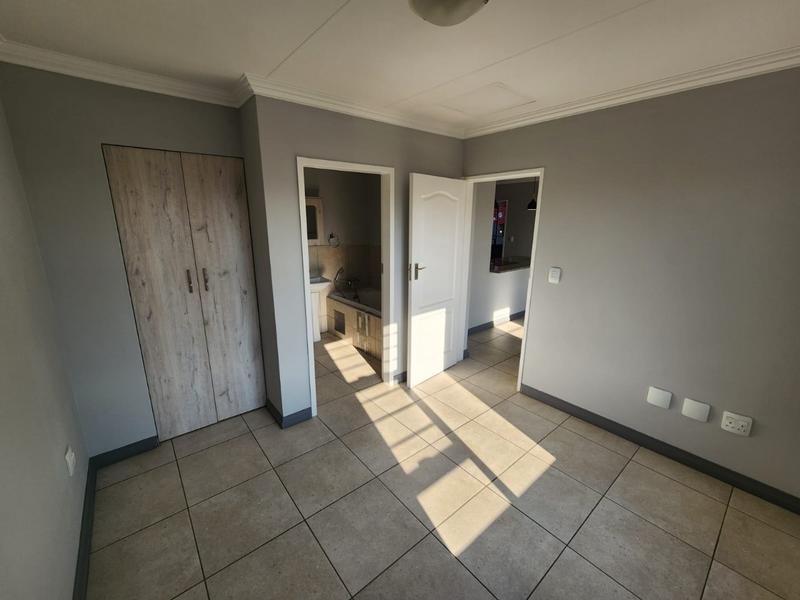 2 Bedroom Property for Sale in Rooihuiskraal Gauteng