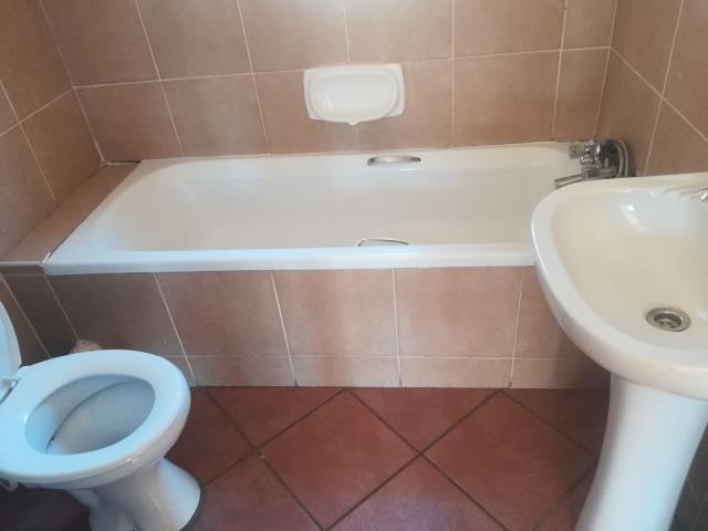 To Let 2 Bedroom Property for Rent in Die Hoewes Gauteng