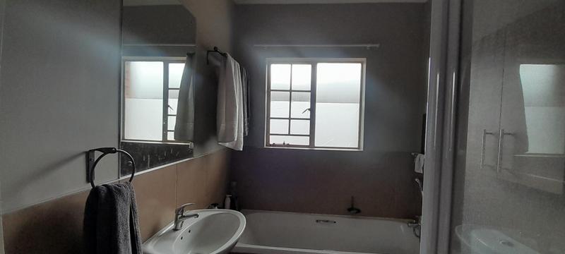 To Let 2 Bedroom Property for Rent in Monavoni Gauteng