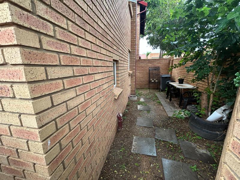 2 Bedroom Property for Sale in The Reeds Gauteng