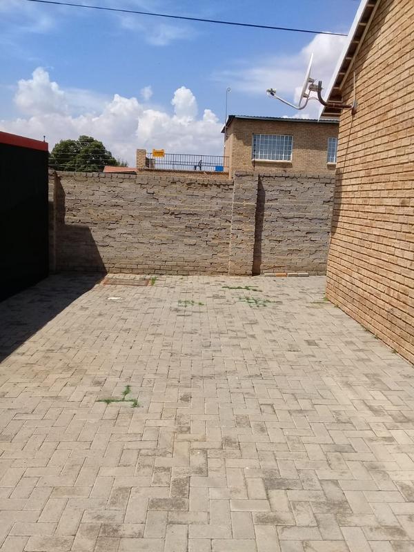 To Let 2 Bedroom Property for Rent in Greenhills Gauteng