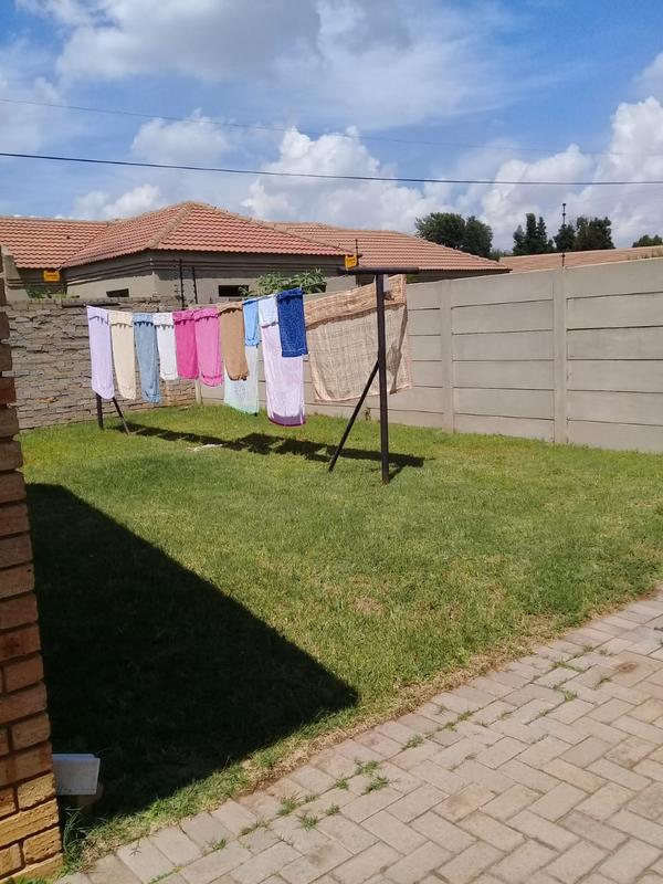 To Let 2 Bedroom Property for Rent in Greenhills Gauteng