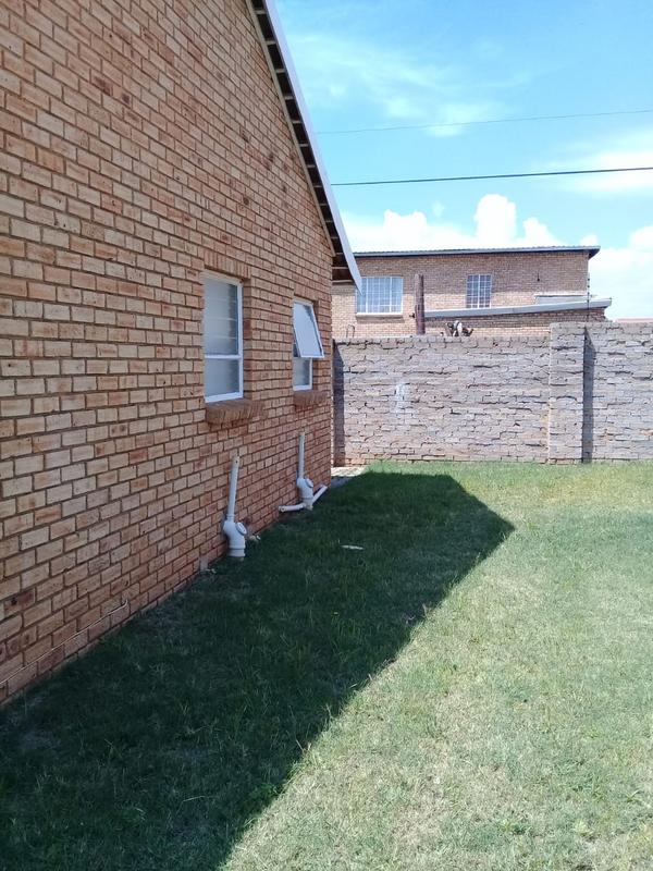 To Let 2 Bedroom Property for Rent in Greenhills Gauteng