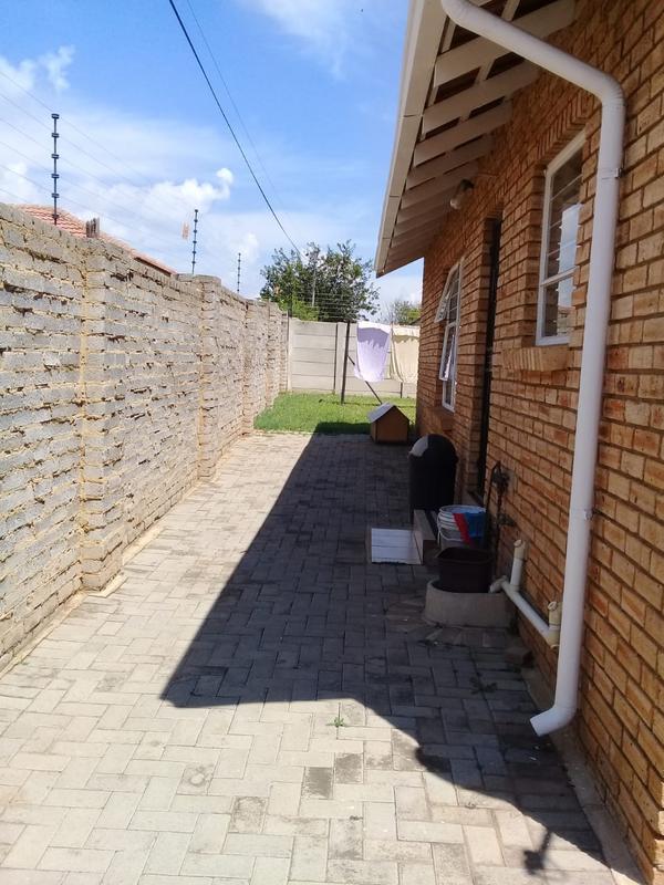 To Let 2 Bedroom Property for Rent in Greenhills Gauteng