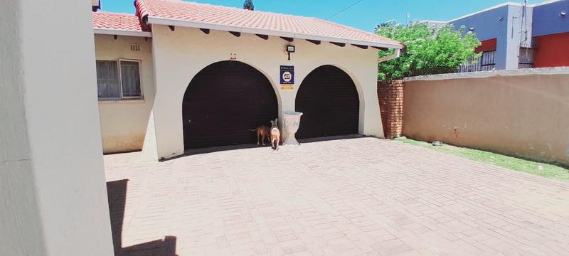 4 Bedroom Property for Sale in Fleurhof Gauteng