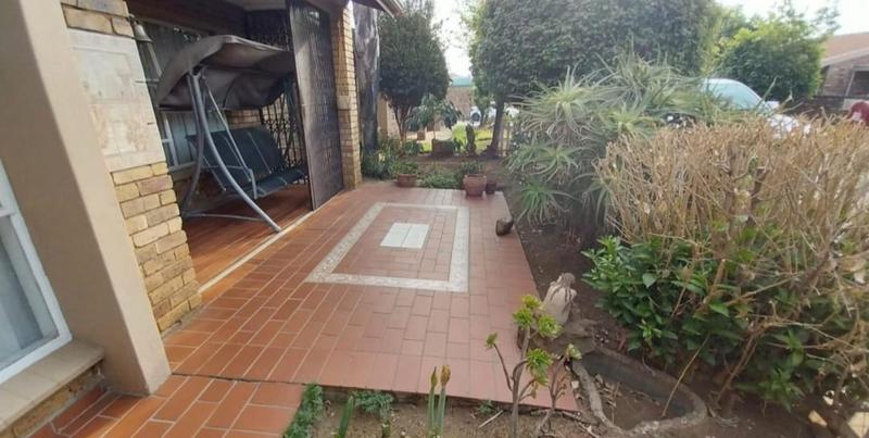 3 Bedroom Property for Sale in Brackendowns Gauteng