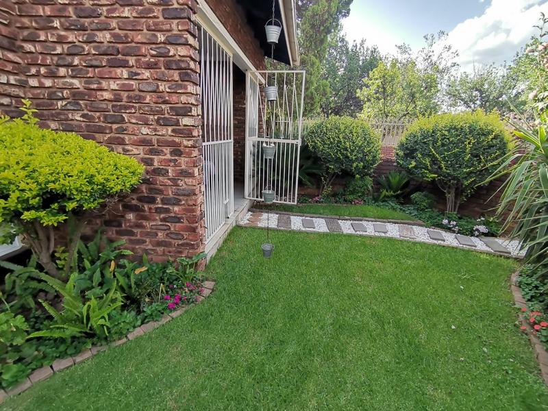 2 Bedroom Property for Sale in Flora Gardens Gauteng