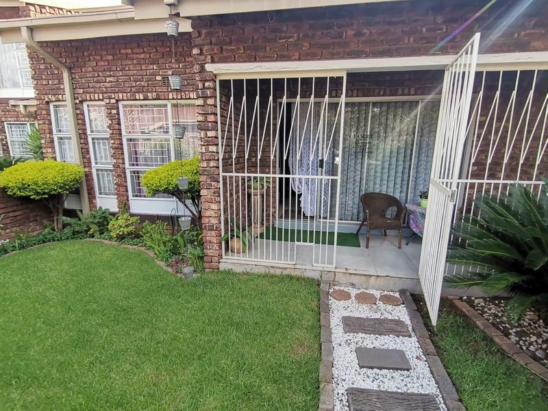 2 Bedroom Property for Sale in Flora Gardens Gauteng