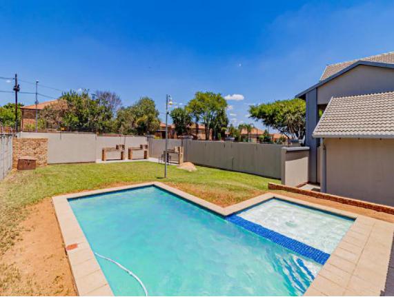 2 Bedroom Property for Sale in North Riding Gauteng