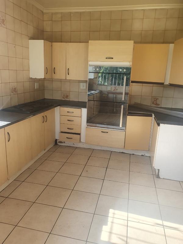 To Let 4 Bedroom Property for Rent in Wychwood Gauteng