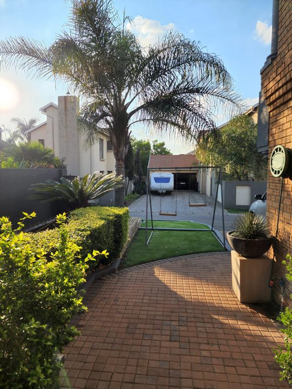 To Let 4 Bedroom Property for Rent in Sonneveld Gauteng