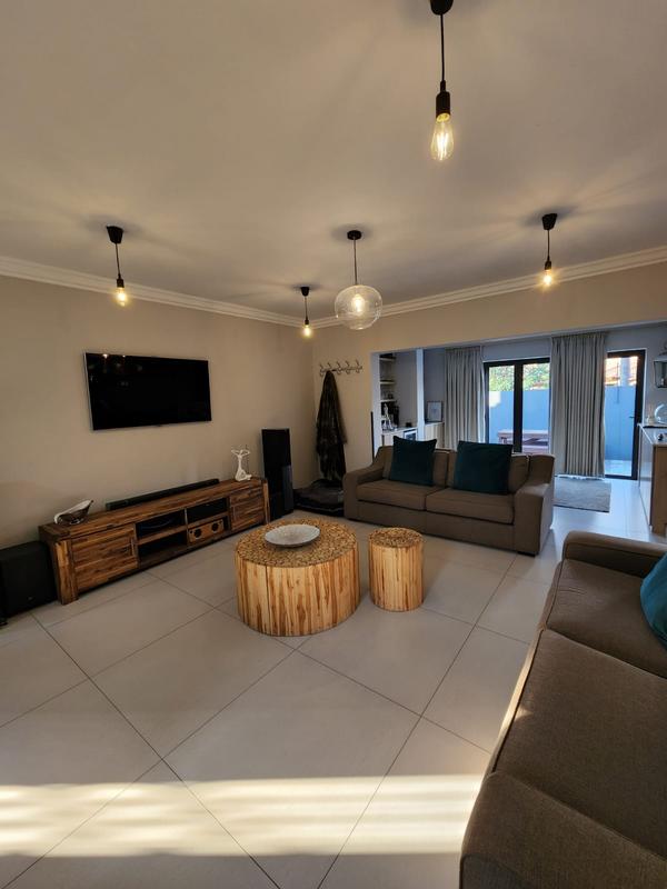 To Let 4 Bedroom Property for Rent in Sonneveld Gauteng