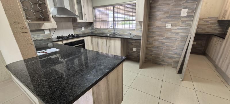 3 Bedroom Property for Sale in Helderkruin Gauteng