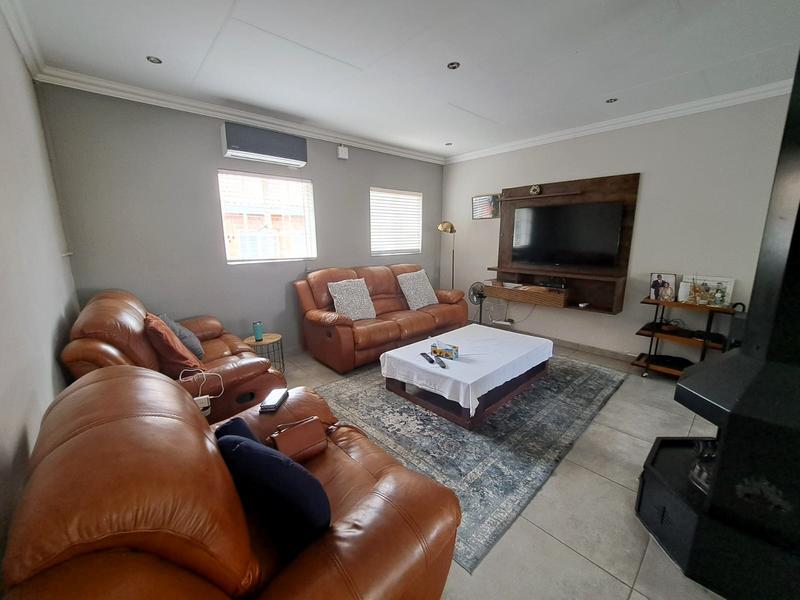 To Let 5 Bedroom Property for Rent in Amberfield Gauteng