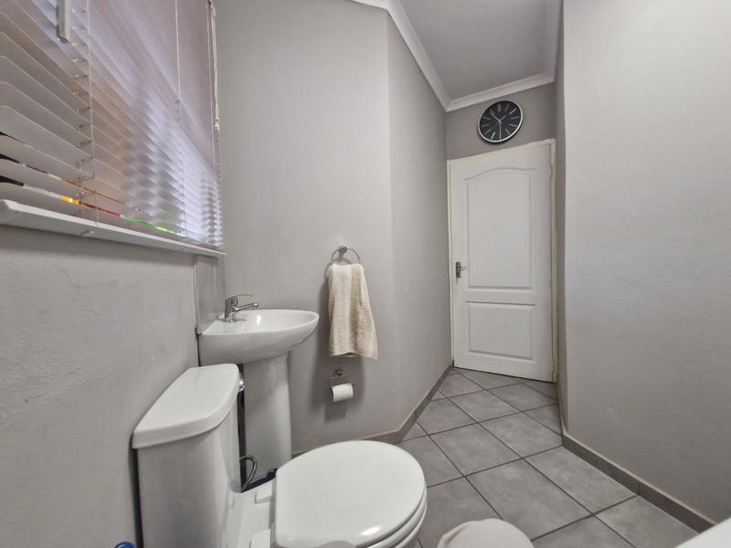 To Let 1 Bedroom Property for Rent in Crystal Park Gauteng