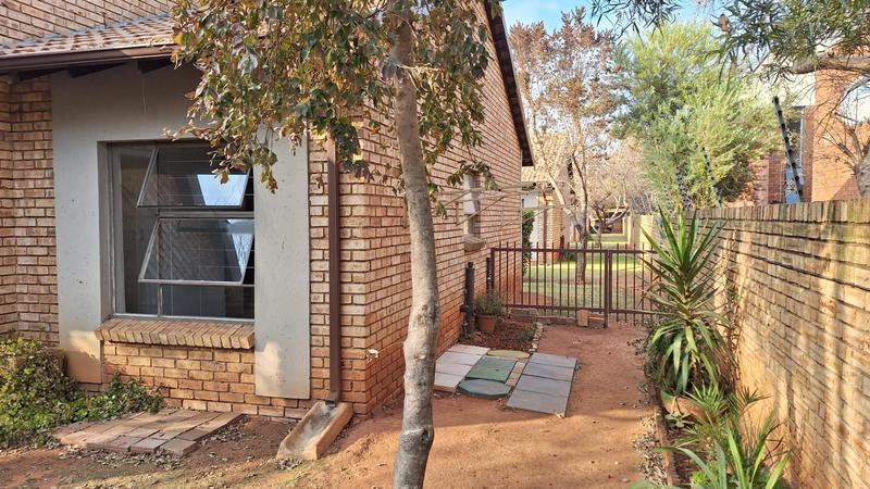 2 Bedroom Property for Sale in Florida Glen Gauteng