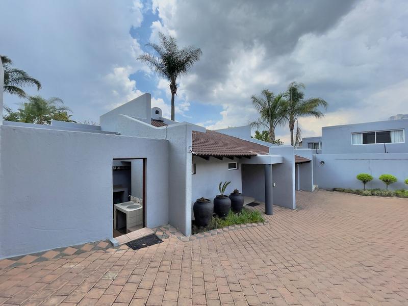 To Let 4 Bedroom Property for Rent in Sandown Gauteng