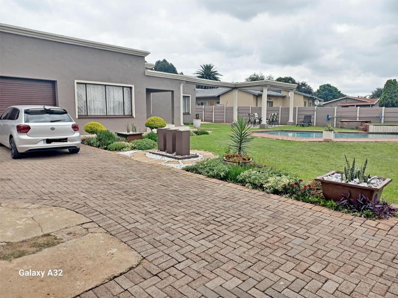 5 Bedroom Property for Sale in Birch Acres Gauteng