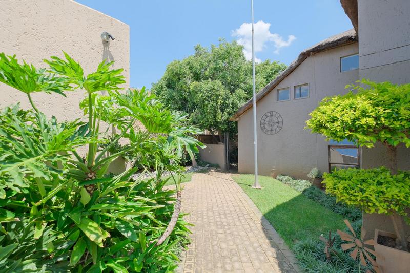 5 Bedroom Property for Sale in Faerie Glen Gauteng