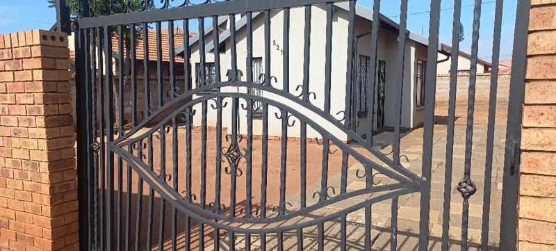 2 Bedroom Property for Sale in Protea Glen Gauteng