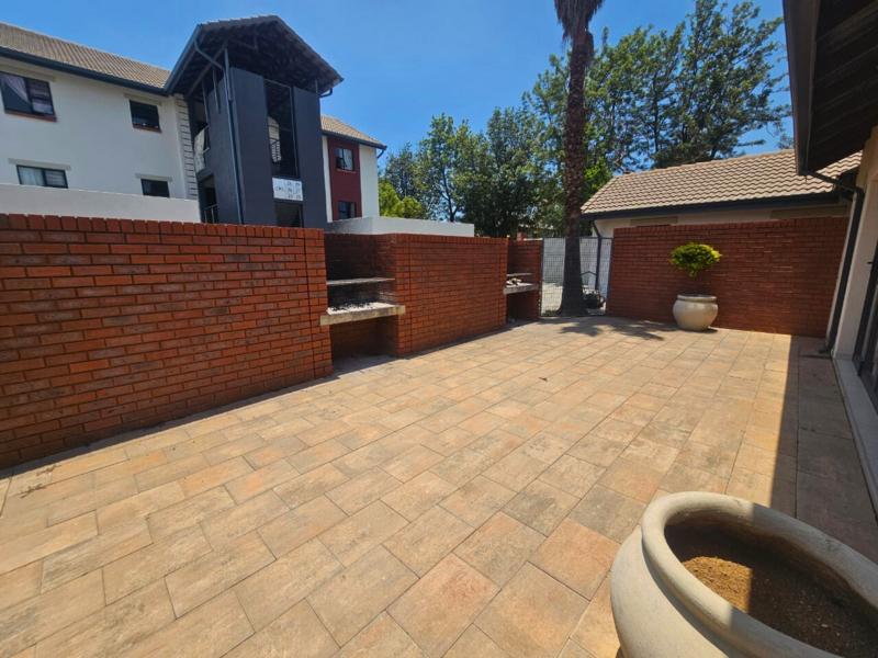 2 Bedroom Property for Sale in Crowthorne Gauteng