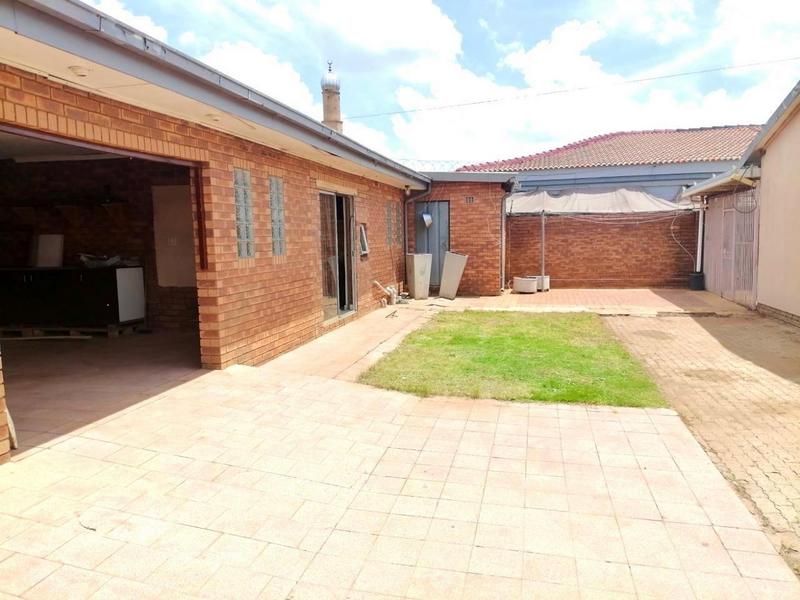 4 Bedroom Property for Sale in Lenasia Gauteng