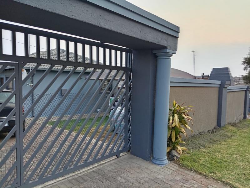 3 Bedroom Property for Sale in Clayville Gauteng