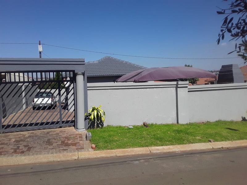 3 Bedroom Property for Sale in Clayville Gauteng