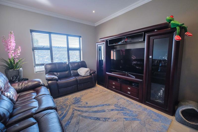 5 Bedroom Property for Sale in Copperleaf Estate Gauteng