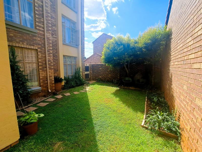 2 Bedroom Property for Sale in Die Hoewes Gauteng