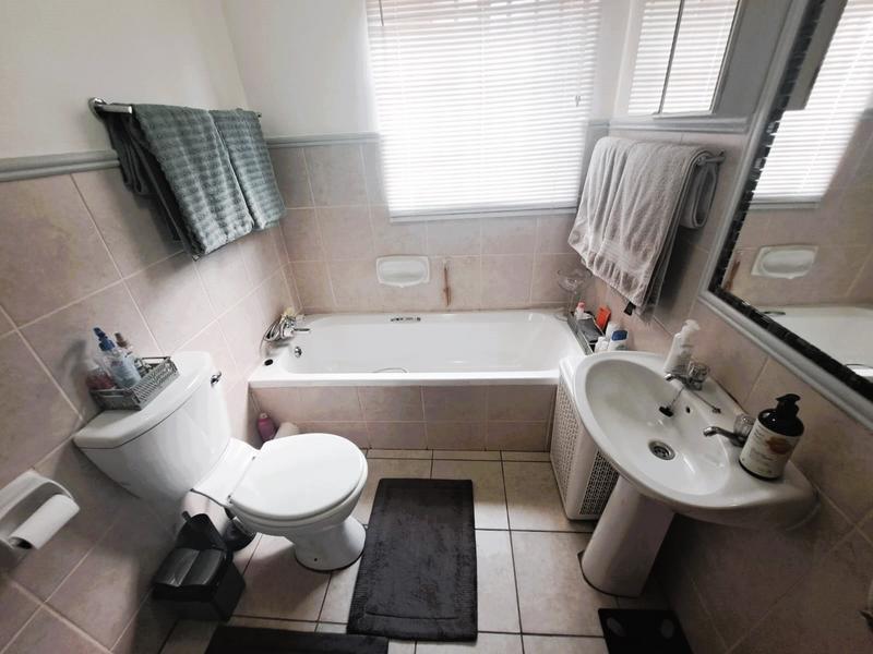 2 Bedroom Property for Sale in Die Hoewes Gauteng