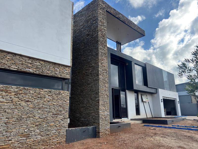 5 Bedroom Property for Sale in Midstream Heights Gauteng