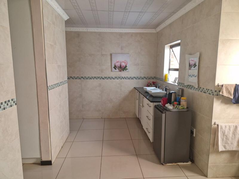 5 Bedroom Property for Sale in The Orchards Gauteng