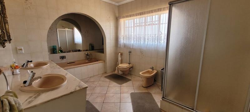 5 Bedroom Property for Sale in Brackenhurst Gauteng