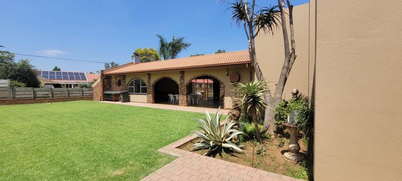 5 Bedroom Property for Sale in Brackenhurst Gauteng