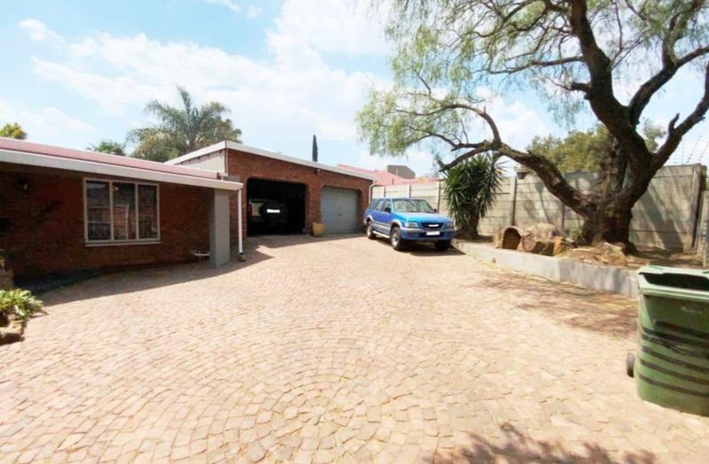 4 Bedroom Property for Sale in Verwoerdpark Gauteng