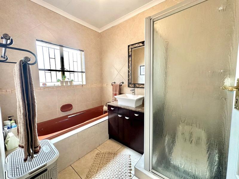 4 Bedroom Property for Sale in Oakdene Gauteng