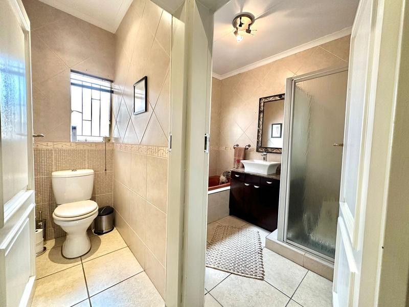 4 Bedroom Property for Sale in Oakdene Gauteng