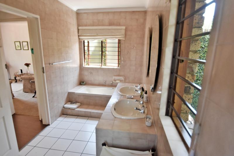 4 Bedroom Property for Sale in Benmore Gardens Gauteng