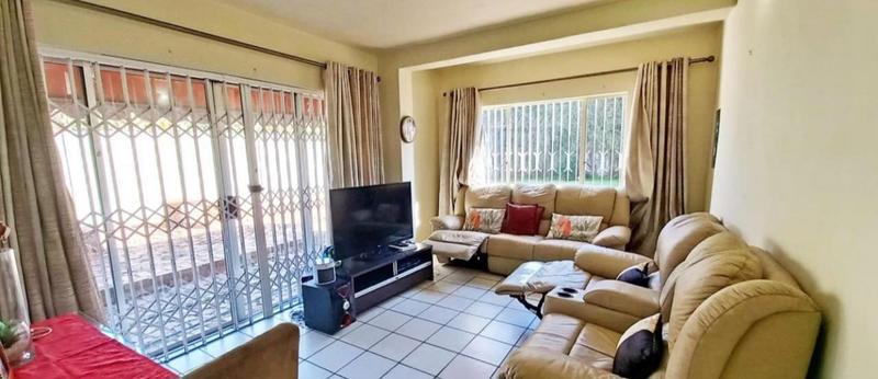 To Let 6 Bedroom Property for Rent in Wychwood Gauteng