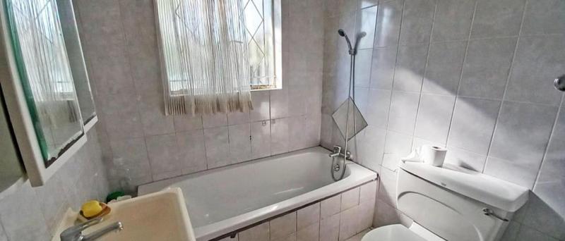 To Let 6 Bedroom Property for Rent in Wychwood Gauteng