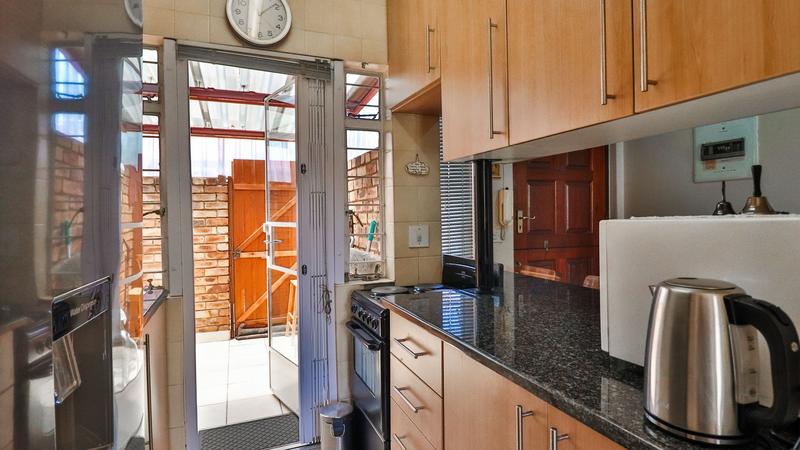 To Let 1 Bedroom Property for Rent in Edenvale Gauteng