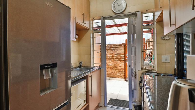 To Let 1 Bedroom Property for Rent in Edenvale Gauteng